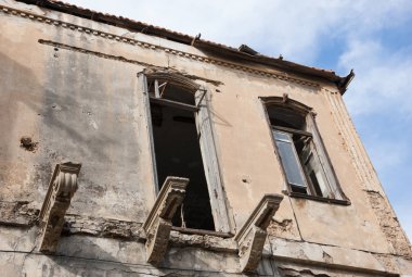Terk edilmiş eski ev harap olmuş. Zaman kavramı.