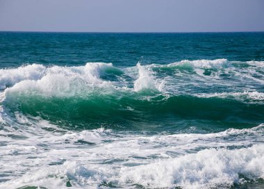 Beyaz köpük ve gökyüzü ile dalga deniz.