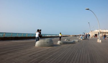 Tel Aviv-Yafa, İsrail - 23 Şubat 2014: Tel Aviv eski liman rahatlatıcı çiftler. Yerli halk ve turistler için popüler bir eğlence ve ticari alan limanıdır.