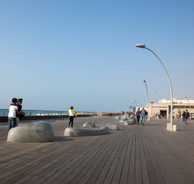 Tel Aviv-Yafa, İsrail - 23 Şubat 2014: Tel Aviv eski liman rahatlatıcı çiftler. Yerli halk ve turistler için popüler bir eğlence ve ticari alan limanıdır.