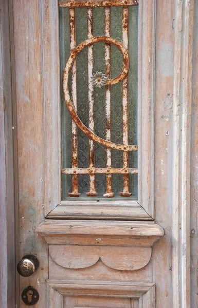 Wyblakły Drewniane Drzwi Zardzewiały Grill Tel Awiw Izrael — Zdjęcie stockowe