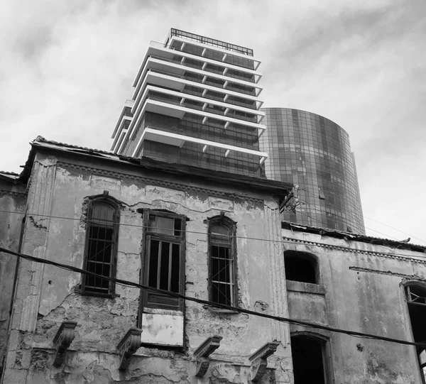 Antigua Casa Destruida Abandonada Edificio Moderno Los Fondos Tel Aviv — Foto de Stock