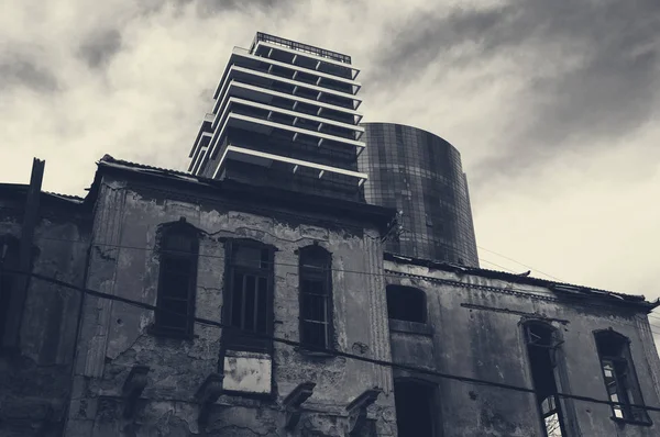 Antigua Casa Destruida Abandonada Edificio Moderno Los Fondos Tel Aviv — Foto de Stock