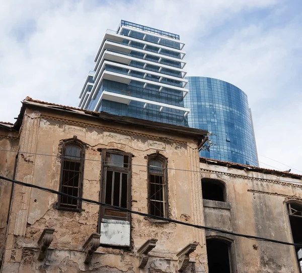 Vecchia Casa Distrutta Abbandonata Edificio Moderno Sullo Sfondo Tel Aviv — Foto Stock