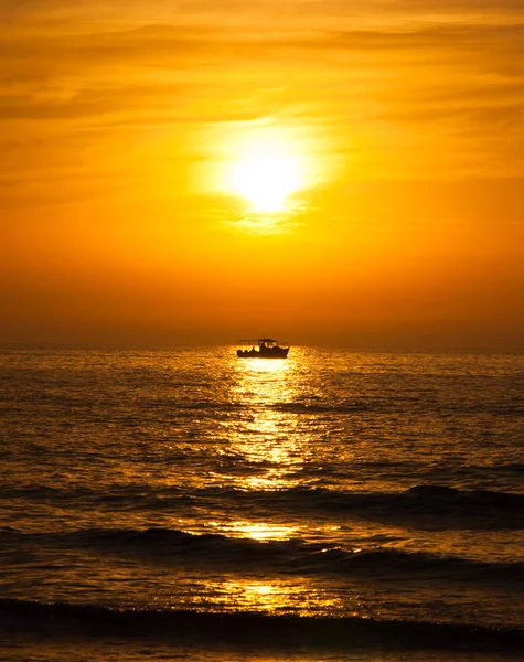 Silhouette Des Fischers Oder Freizeitbootes Das Richtung Goldener Sonnenuntergang Mit — Stockfoto