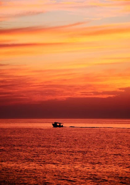 Sziluettjét Halász Vagy Szabadidős Hajó Vitorlázás Golden Sunset Telített Felhők — Stock Fotó