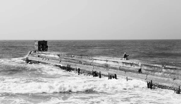 Limandaki Dalgakırandan Balık Avlıyorlar Tel Aviv Srail Siyah Beyaz — Stok fotoğraf