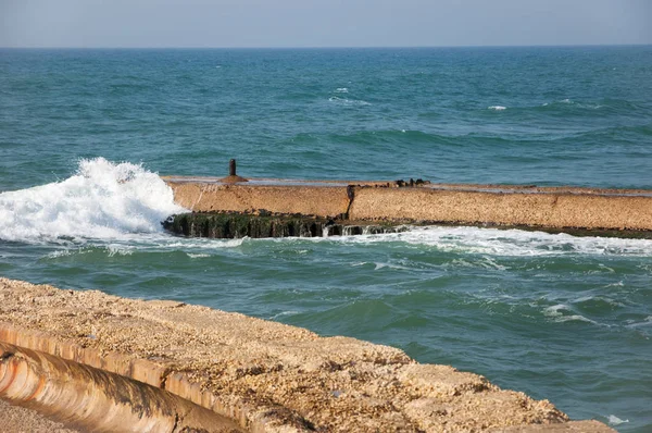 Onda Cair Sobre Cimento Velho Quebra Mar Porto Antigo Tel — Fotografia de Stock
