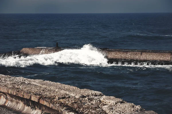 Onda Che Schianta Sul Vecchio Frangiflutti Cemento Porto Vecchio Tel — Foto Stock