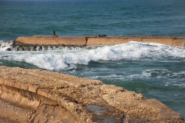 Ola Estrellándose Sobre Viejo Rompeolas Cemento Tel Aviv Antiguo Puerto — Foto de Stock