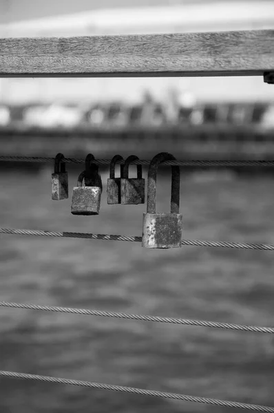 在特拉维夫港 以色列 紧紧色的爱锁连接在栏杆上 旧的爱情概念 黑白照片 — 图库照片