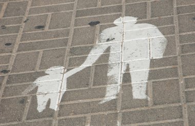 Kiremit kaldırımda yaya işareti. Yaya bölgesi. Güvenlik ve sorumluluk kavramları.