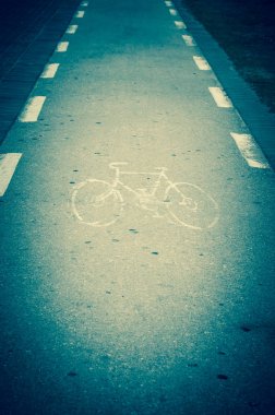Yolda Bisiklet yol işaret. Tonda fotoğraf. 