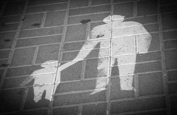 Fußgängerschild Auf Fliesenpflaster Fußgängerzone Sicherheits Und Verantwortungskonzepte Schwarz Weiß Foto — Stockfoto