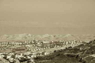 Haze Scopus Dağı'nda Kudüs (İsrail)'dan Judaean çöl ve Maale Adumim kasabada görünümünü. Sepya fotoğraf.