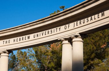 Jerusalem, İsrail - 19 Şubat 2014: Üniversitesi Kudüs İbrani işareti Scopus Dağı'nda (Har Ha-Tzofim) Kampüsü amfi tiyatro arch. Scopus Dağı'nda kampüs 1925 yılında açıldı.