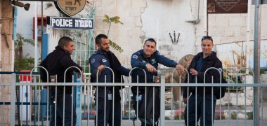 Jerusalem, İsrail - 19 Şubat 2014: 4 polis memuru polis karakolu sarayda kahve molası var. Acil durumlarda polis 100 İsrail, herhangi bir telefon çevirerek ulaşmak mümkündür.