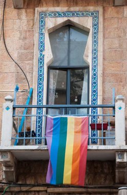 Jerusalem, İsrail - 19 Şubat 2014: Gay Gökkuşağı bayrağı bir balkon dışarı asılı. İsrail Ortadoğu Lgbt hakları ile ilgili en ilerici ülkesidir.