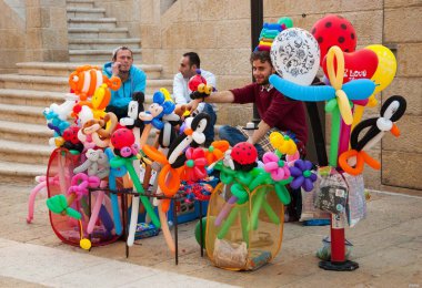 Jerusalem, İsrail - 19 Şubat 2014: eğlenceli olaylar kendilerini Mamilla yaya mesire ve tanımlanamayan çocuklar arıyor teşvik konusunda uzmanlaşmış balon büküm. 