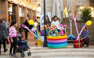 Jerusalem, İsrail - 19 Şubat 2014: eğlenceli olaylar kendilerini Mamilla yaya mesire ve tanımlanamayan çocuklar arıyor teşvik konusunda uzmanlaşmış balon büküm. 