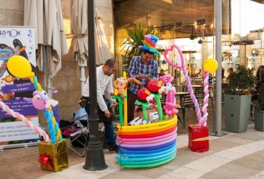 Jerusalem, İsrail - 19 Şubat 2014: eğlenceli olaylar kendilerini Mamilla yaya promenade teşvik konusunda uzmanlaşmış balon büküm.