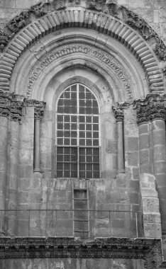 Kudüs (İsrail) Kutsal Kabir Kilisesi pencerenin altında taşınmaz merdiven (Status Quo merdiven). Taşınmaz merdiven, bölümler ve Christian dünya içinde dini anlaşmazlıkları sembolüdür. Siyah ve beyaz fotoğraf.