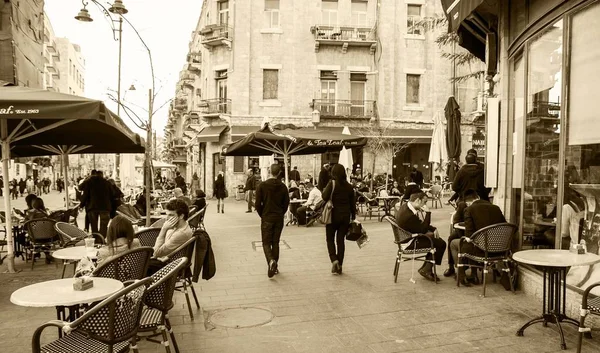 Jerusalem Israel Febrero 2014 Personas Sentadas Terraza Cafetería Calle Jaffa — Foto de Stock