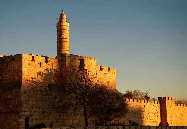 De toren van David (of Jeruzalem Citadel) bij gouden zonsondergang. Jeruzalem (Israël). — Stockfoto