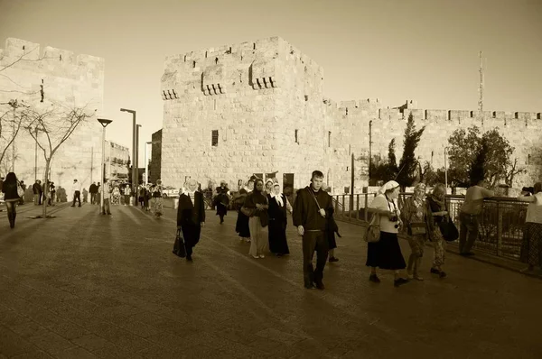 Jerusalem Israel Februar 2014 Pilgerinnen Mit Kopftuch Verlassen Bei Goldenem — Stockfoto