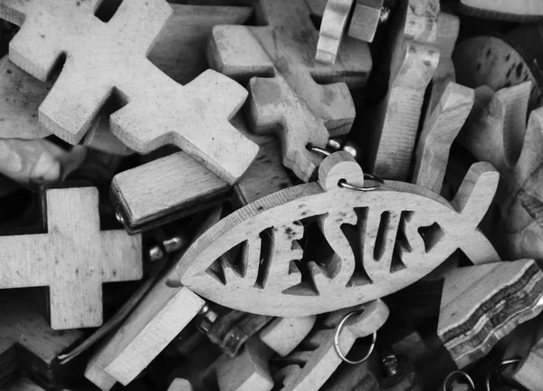 異なる木製の十字架とイエス キリスト魚記号エルサレム旧市街 イスラエル の市場での販売のため 黒と白の写真 — ストック写真
