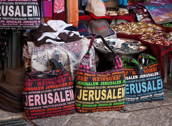 JERUSALEM, ISRAEL - FEVEREIRO 19, 2014: Sacos e chapéus com inscrição JERUSALEM para venda no mercado na Cidade Velha de Jerusalém. Mercado da cidade velha é atração turística muito popular . — Fotografia de Stock