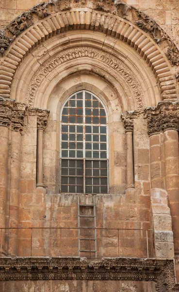 耶路撒冷圣墓教堂窗下的不可移动梯子 现状梯子 以色列 不可移动的梯子是基督教世界内分裂和宗教争端的象征 — 图库照片