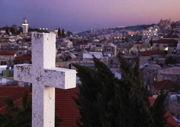 Een Kruis Een Uitzicht Oude Stad Van Jeruzalem Bij Zonsondergang — Stockfoto