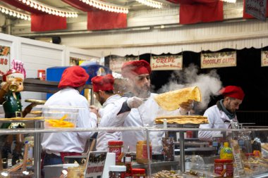 Paris, Fransa - 6 Ocak 2019: Genç satıcılar, kış tatillerinde geleneksel taze waffle ve krep, sıcak çikolata, sıcak şarap vb..