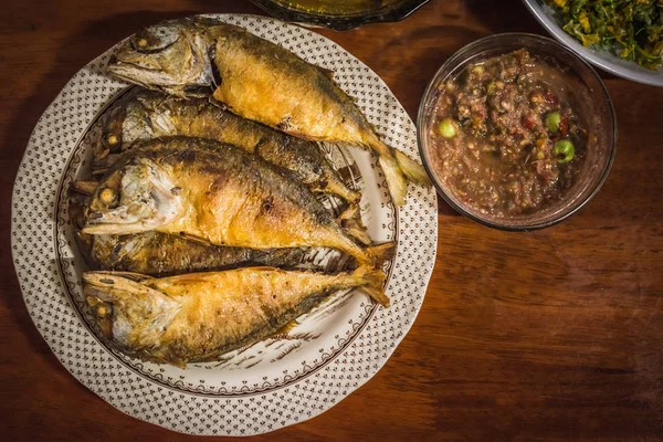 Fried Mackerel with Shrimp Paste Sauce (nam prik kapi pla too). — Stock Photo, Image