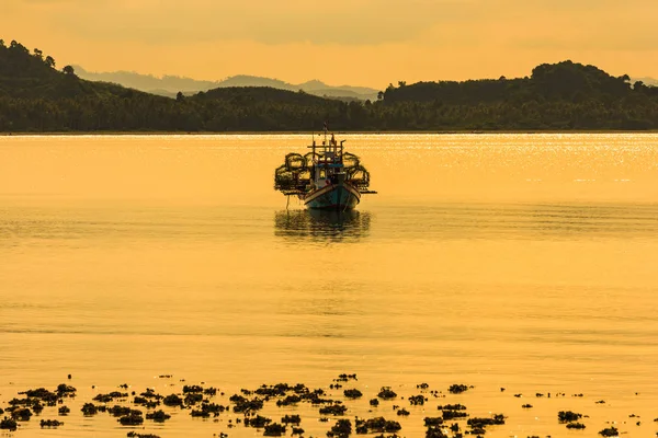 Barco de pesca no mar da manhã — Fotografia de Stock