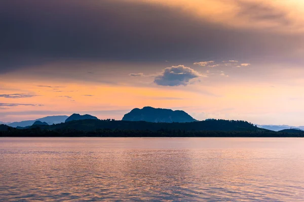 Schöne Insel und morgendliches Meer — Stockfoto