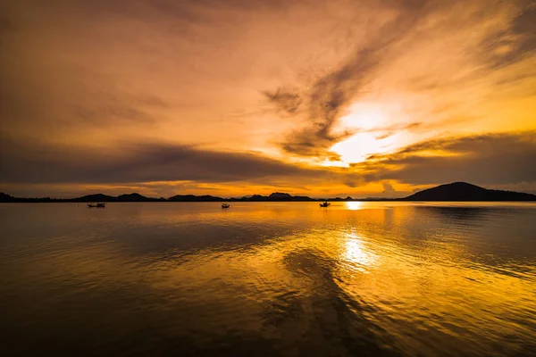美しい島と朝海 — ストック写真