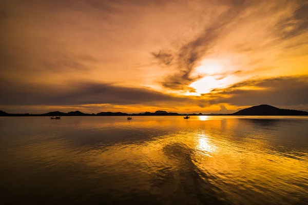 Vakker øy og morgenhav – stockfoto