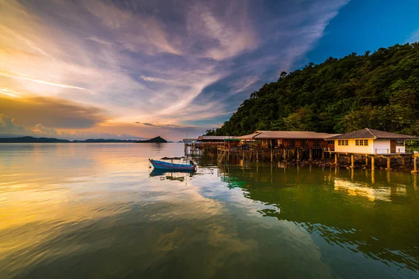 Fiskebåtar och Fishermans sätt att livet Thailand — Stockfoto