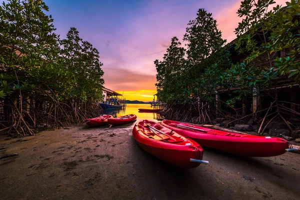 Kayak nella comunità di pescatori thailandesi — Foto Stock