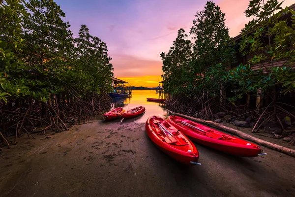 Kayak nella comunità di pescatori thailandesi — Foto Stock