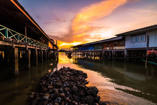 Barcos de pesca y el modo de vida del pescador Tailandia —  Fotos de Stock