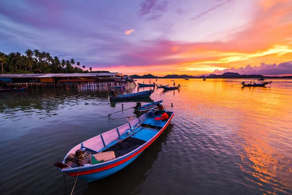 Barcos de pesca y el modo de vida del pescador Tailandia —  Fotos de Stock