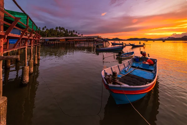 Barcos de pesca y el modo de vida del pescador Tailandia —  Fotos de Stock