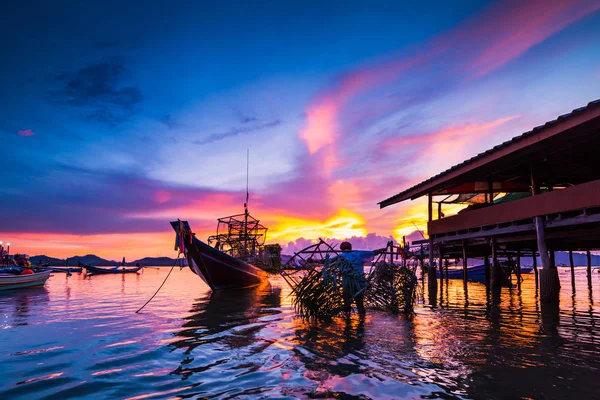 Barcos de pesca y el modo de vida del pescador Tailandia —  Fotos de Stock