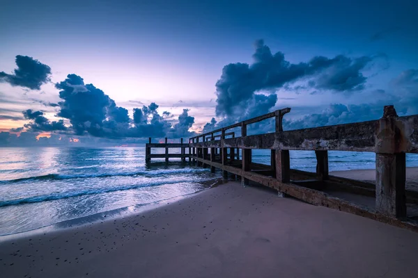 Ponte sobre barcos de pesca por do sol — Fotografia de Stock