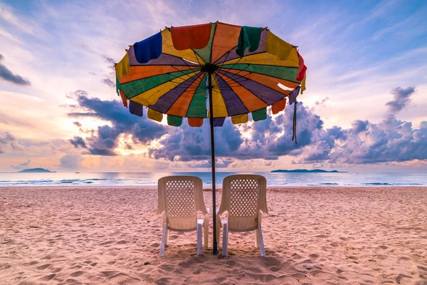 Liegestühle und Sonnenschirme — Stockfoto