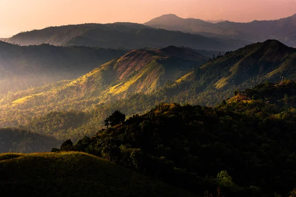 Altas Montanhas Durante Luz Solar Dourada — Fotografia de Stock