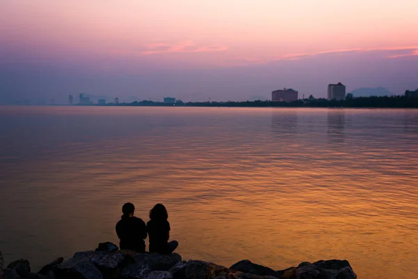 Silhouette Nere Coppie Sedute Mare Sera — Foto Stock